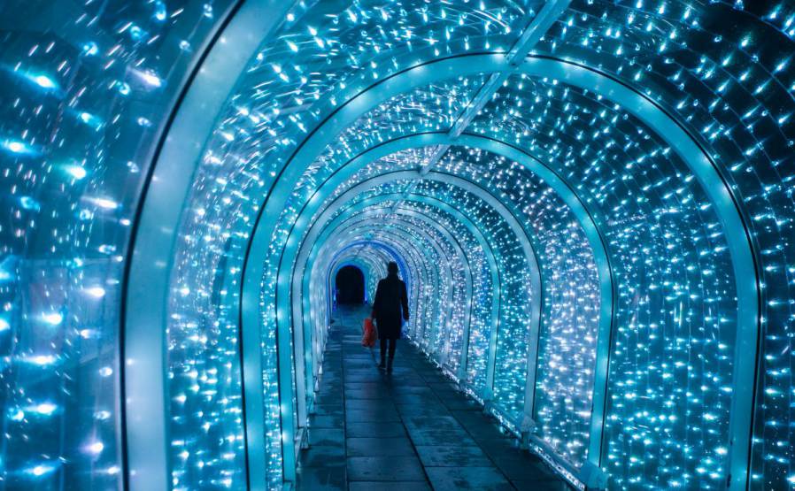 تونل نوری تک رنگ آبی