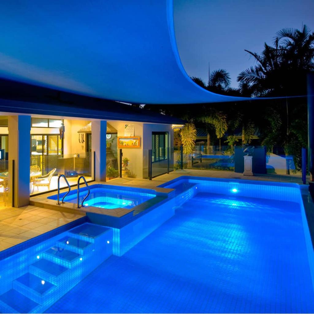 چراغ‌های ضدآب برای استخر و آبنما 