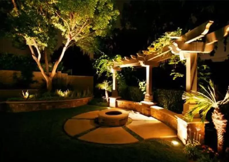 تکنیک های نورپردازی در فضای باز 4 Uplighting-for-directional-viewing-example1