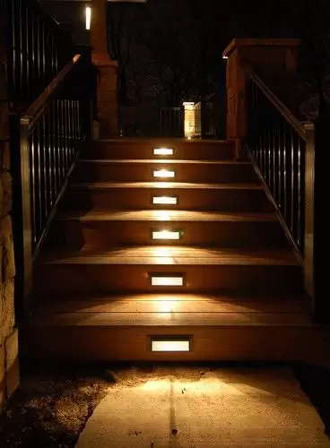 تکنیک های نورپردازی در فضای باز 25 Step-deck-lighting-example2